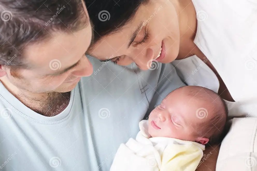 Родители с новородено