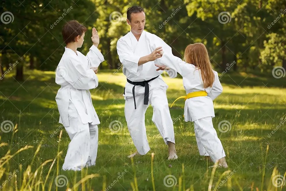 Деца тренират карате